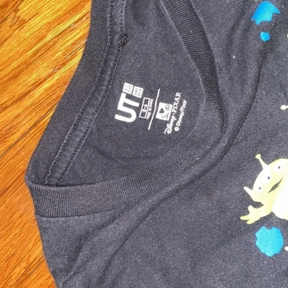 Rare Disney Pixar Uniqlo 5T t shirt Toy Story aliens. - Picture 4 of 4